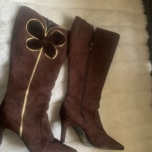 BOOTS AMANDA BROWN WITH DARK BROWN BUTTERFLY APPLIQUE TRIM IN GOLD BRAID 8.5
